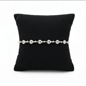 srebrna narukvica kljuc od srca sa cirkonima na beloj pozadini