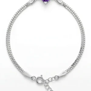 srebrna narukvica ametist srce sa dva lanca i ljubicastim srcem na beloj pozadini.