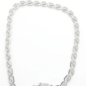 srebrna narukvica lanac beskonačnosti na beloj pozadini