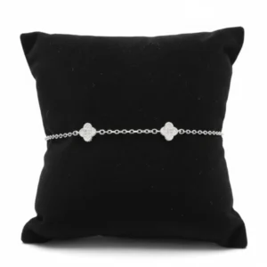 srebrna narukvica sa simbolima cveta poplocanog cirkonima na beloj pozadini