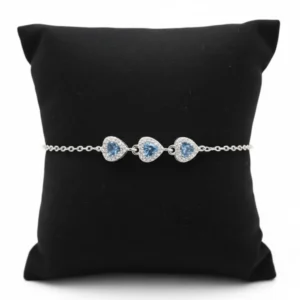 srebrna narukvica sa tri plava srca poplocanim cirkonima na beloj poyadini