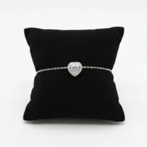 srebrna narukvica srce sa cirkonima na crnom postolju