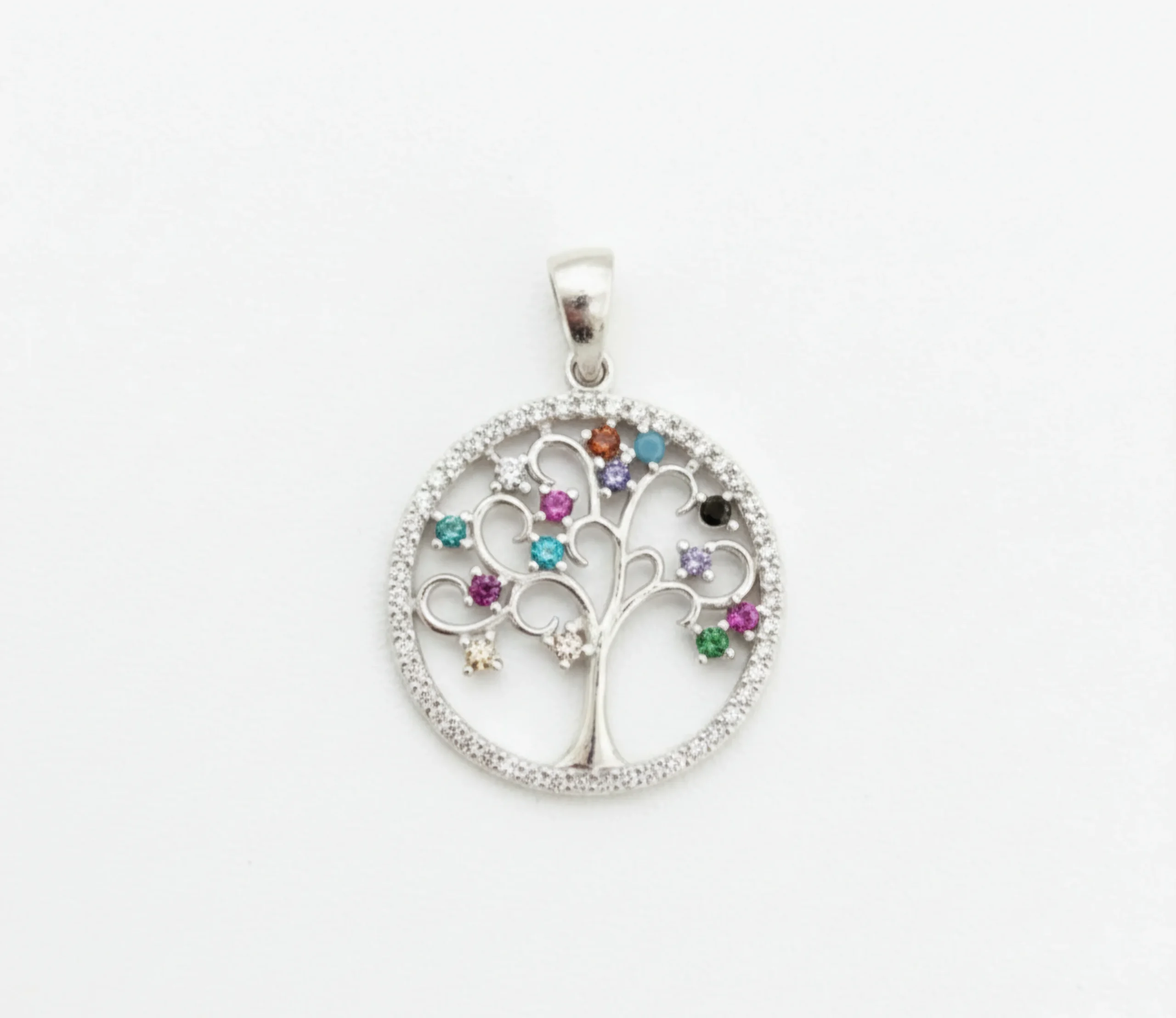 Srebrni privezak Drvo života 925 sa šarenim cirkonima na crnoj pozadini