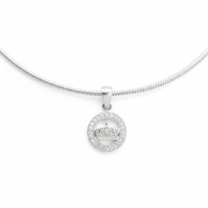 Srebrni okrugli privezak sa motivom kraljevske krune i cirkonima na srebrnom lančiću