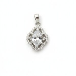 Luksuzni srebrni privezak sa velikim centralnim cirkonom markiza oblika u ukrasnom okviru na beloj pozadini