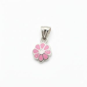 Srebrni dečiji privezak Nežni cvetić 925 sa roze emajlom na beloj pozadini