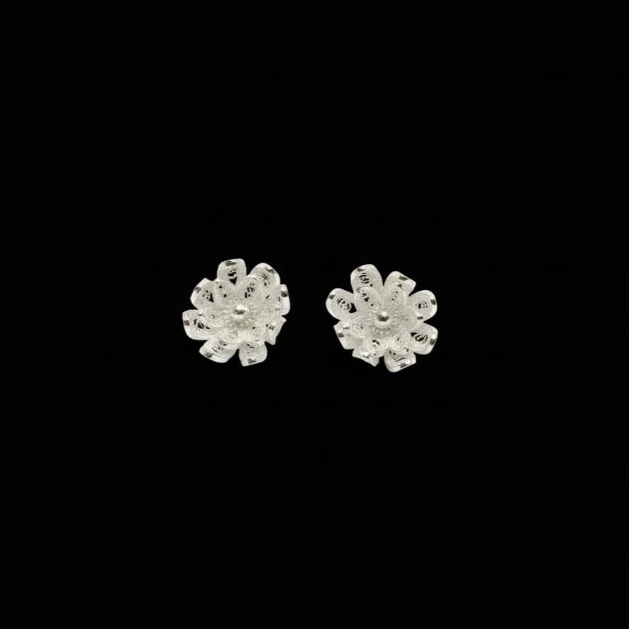 Srebrne Minđuše "Flower" 925 na tamnoj pozadini