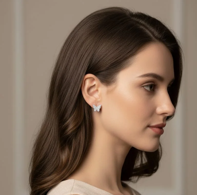 Srebrne Minđuše "Butterfly" 925 na zenskom modelu