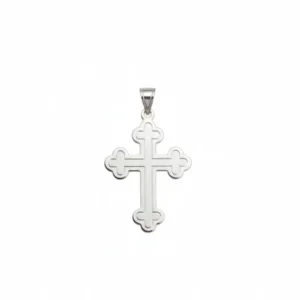 srebrni privezak pravoslavni krst na beloj podlozi