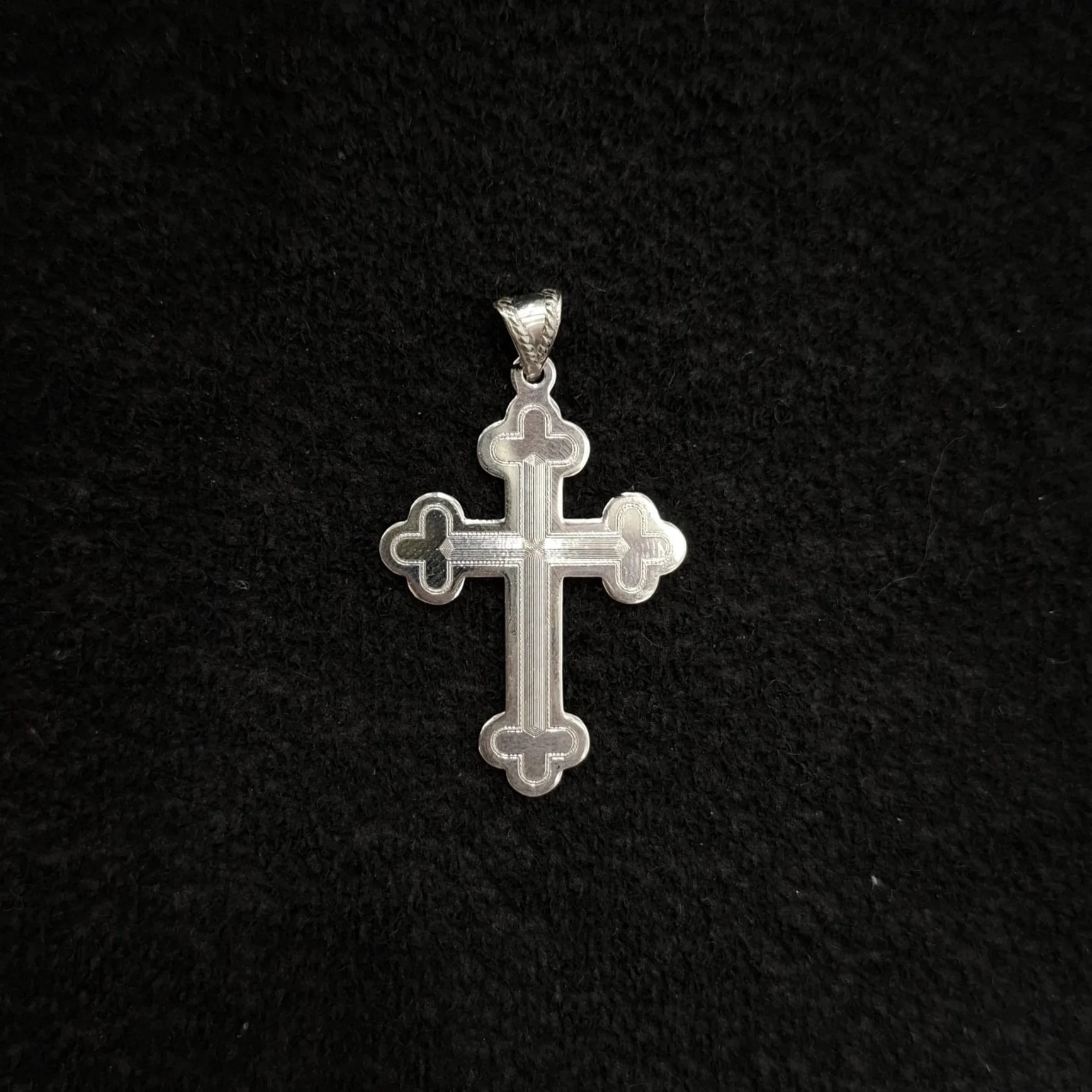 Srebrni privezak Krst vere i zaštite 925 sa trolisnim završecima na tamnoj pozadini