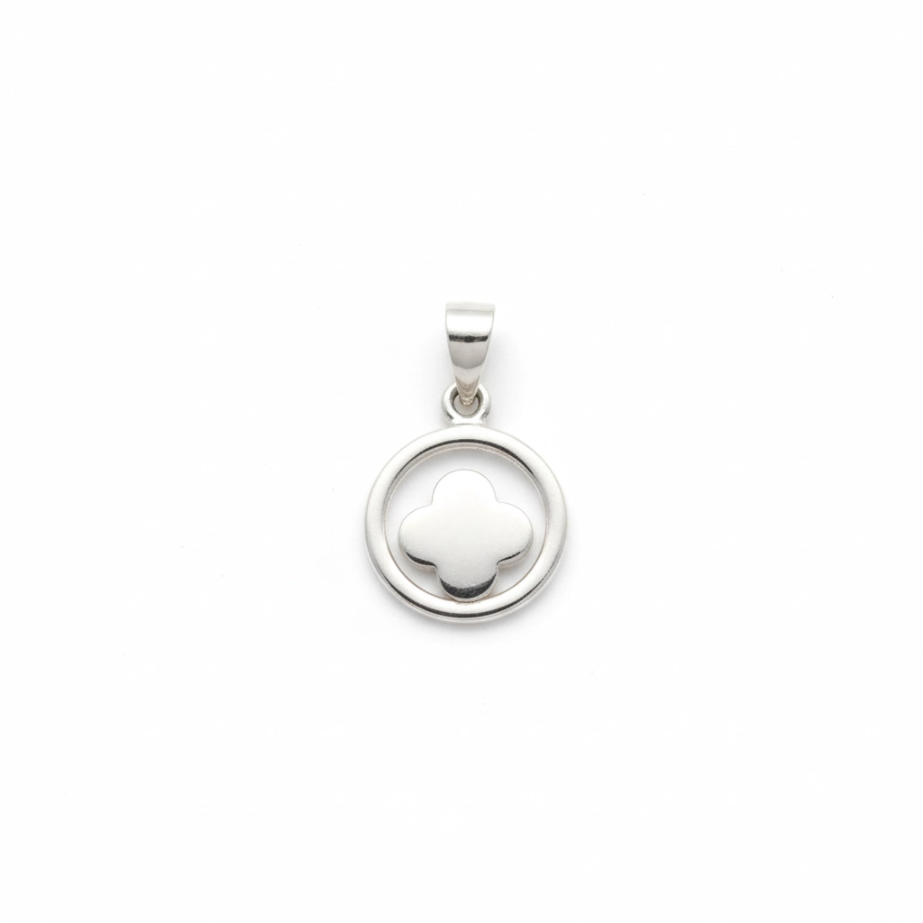 Srebrni privezak Krug večne sreće 925 sa motivom deteline na beloj pozadini