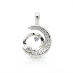 Srebrni privezak u obliku polumeseca sa zvezdanom prašinom i cirkonima na beloj pozadini