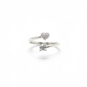 Podesivi srebrni prsten sa dva kraja: jedan u obliku srca ispunjenog cirkonima, a drugi sa ugrađenim kvadratnim kristalom.