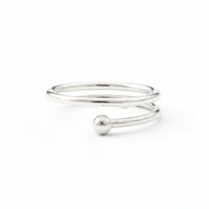 Minimalistički srebrni prsten sa duplom linijom i završnom kuglicom na beloj pozadini