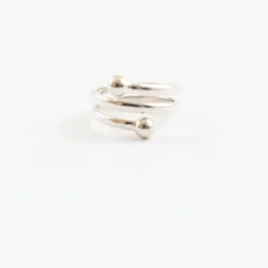 srebrni prsten sa trostrukom spiralom i kuglicama