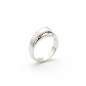 srebrni prsten sa zakrivljenim gornjim delom uspravno