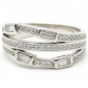 Srebrni prsten Triple Elegance sa tri isprepletana niza ukrašena okruglim i pravougaonim cirkonima na beloj pozadini.