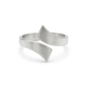 Minimalistički srebrni prsten Linija srebra sa otvorenim wrap dizajnom i širokim glatkim krajevima na beloj pozadini.