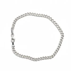 Robusna muška srebrna narukvica Curb sa ravnim, gusto isprepletanim karikama od srebra 925 na beloj pozadini.