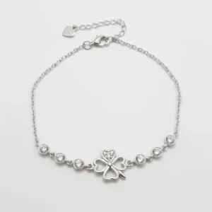 Nežna srebrna narukvica sa centralnim motivom djeteline sa četiri lista i nizom prozirnih cirkona na lancu.