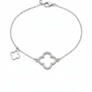 Srebrna narukvica sa dva motiva deteline, centralna detelina sa cirkonima i mala viseća glatka detelina, srebro 925.