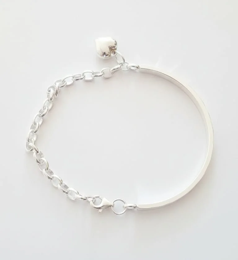 Srebrna narukvica Luna Bracelet 925 sa kružnim motivima na beloj pozadini