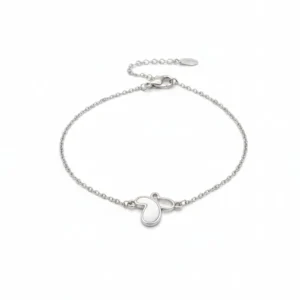 Nežna narukvica od srebra 925 sa centralnim priveskom u obliku leptira ispunjenog belim sedefom.