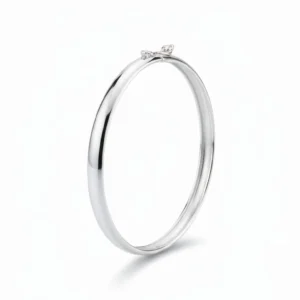 Čvrsta srebrna narukvica Solid gloss sa savršeno poliranom površinom visokog sjaja uspravno na beloj pozadini.