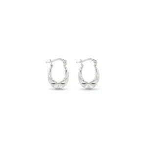 Srebrne alke Prizma 925 sa fasetiranim geometrijskim dizajnom na beloj pozadini