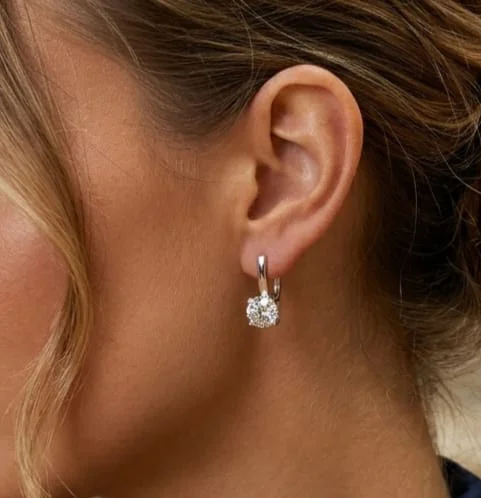 Srebrne minđuše Crystal Dew 925 sa krupnim cirkonima na modelu.