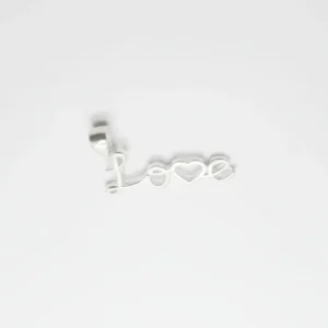 Srebrni privezak Love 925 sa elegantnim pisanim slovima