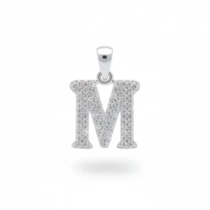 Sjajni srebrni privezak u obliku slova M, potpuno prekriven sitnim belim cirkonima, žig 925 na beloj pozadini.