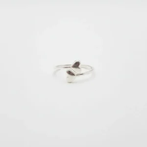 Srebrni prsten Twin Heart sa dva glatka polirana srca koja se susreću u otvorenom minimalističkom dizajnu.