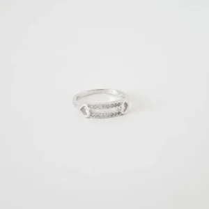 Srebrni prsten Večna ljubav sa cirkonima na beloj pozadini