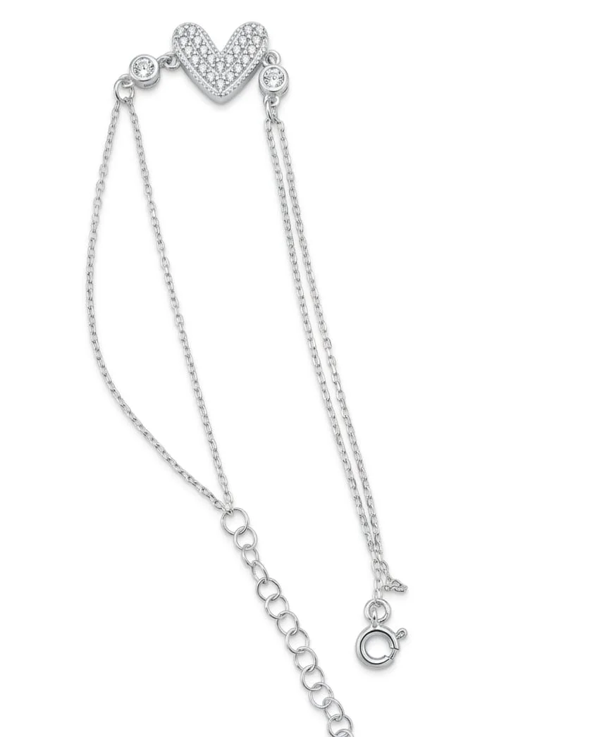 Srebrna narukvica Cirkon-srce 925 sa privescima na beloj pozadini