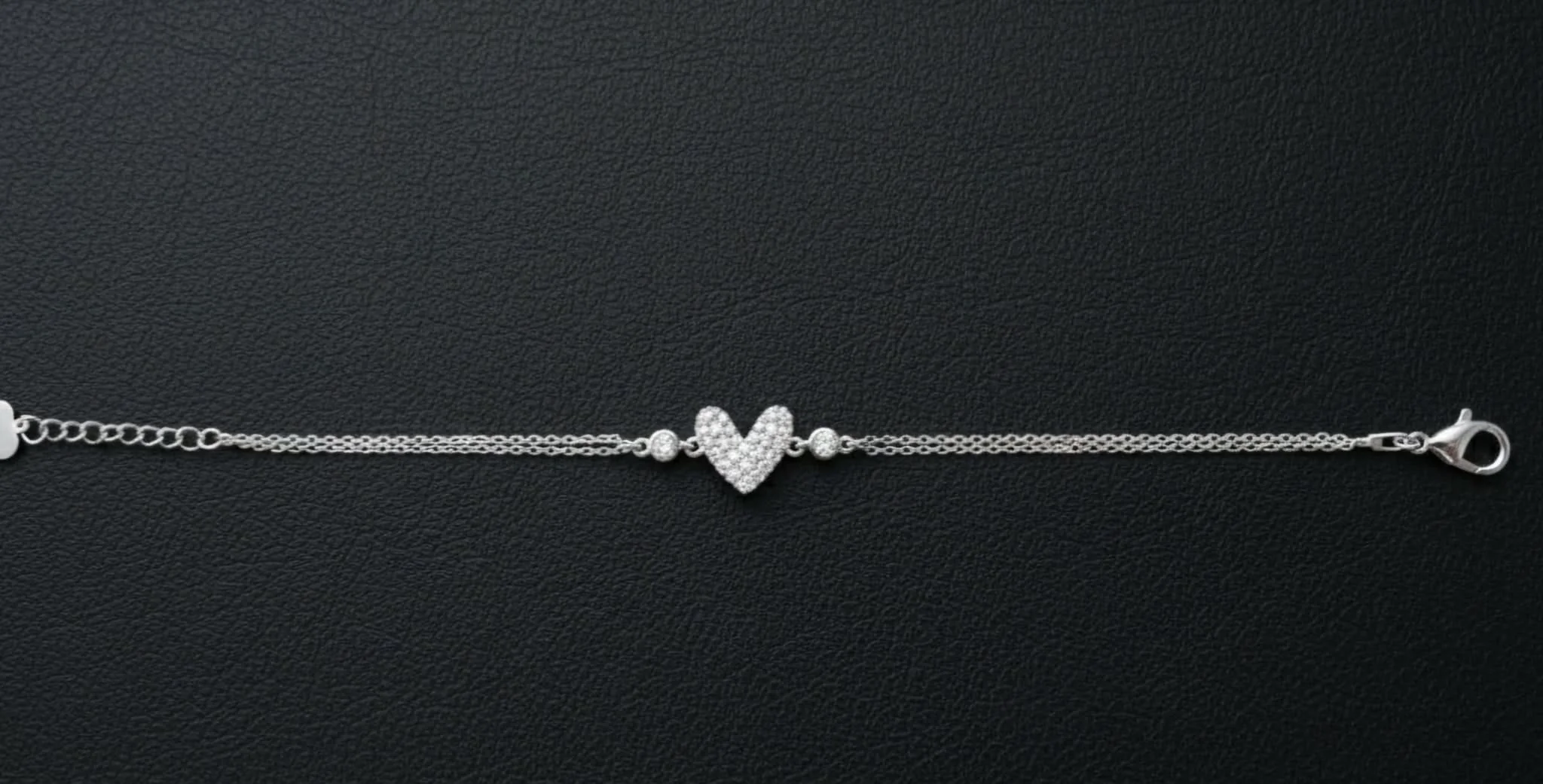 Srebrna narukvica Cirkon-srce 925 sa privescima na crnoj pozadini