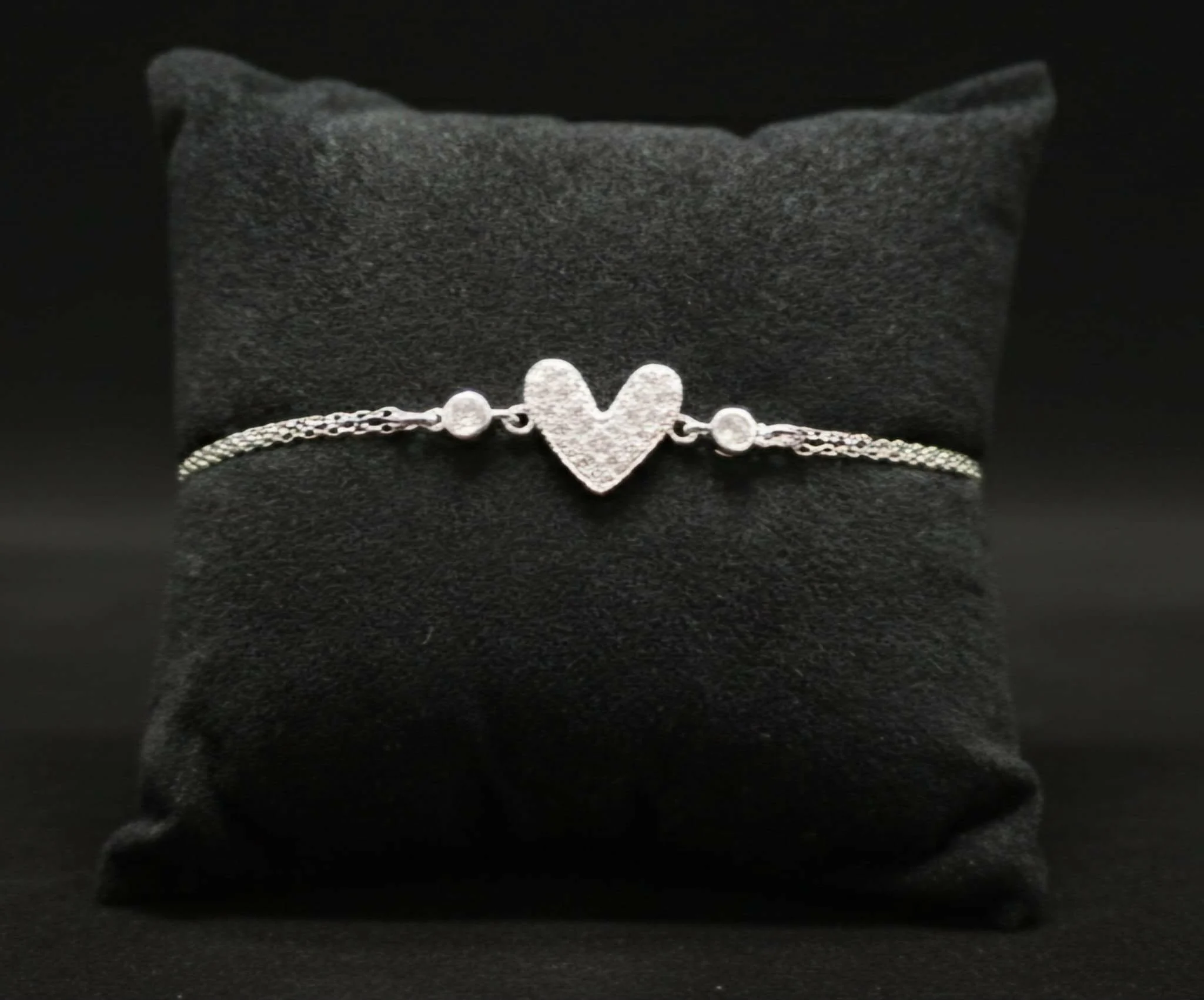 Srebrna narukvica Cirkon-srce 925 sa privescima na crnom jastučetu za nakit
