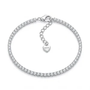 Srebrna narukvica Tenis 925 sa nizom blistavih cirkona na beloj pozadini