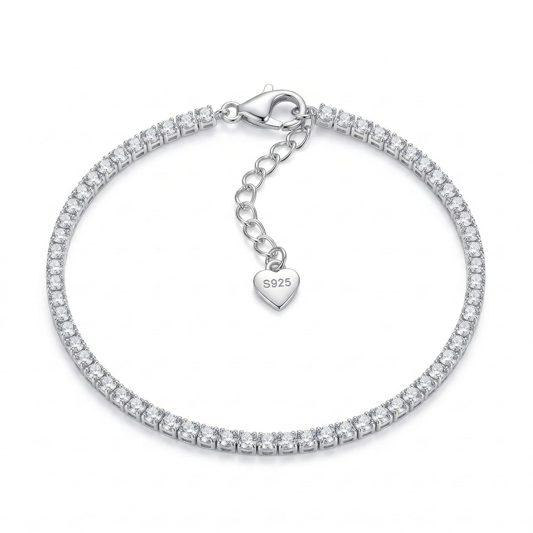 Srebrna narukvica Tenis 925 sa nizom blistavih cirkona na beloj pozadini