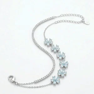 Srebrna narukvica Tenis cvet 925 sa cirkonima na beloj pozadini