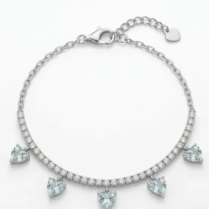 Srebrna narukvica Tenis srce 925 sa nizom cirkona na beloj pozadini