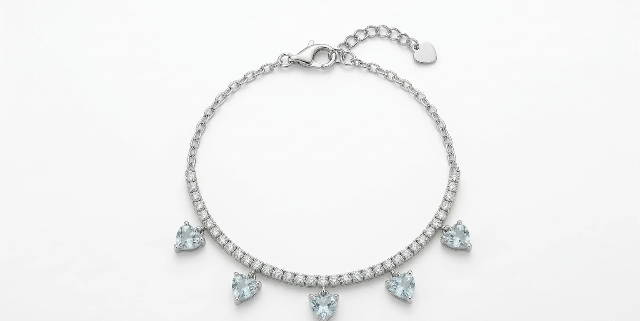 Srebrna narukvica Tenis srce 925 sa nizom cirkona na beloj pozadini