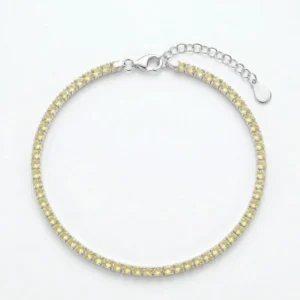 Srebrna narukvica Tenis žuta 925 sa žutim cirkonima na beloj pozadini.