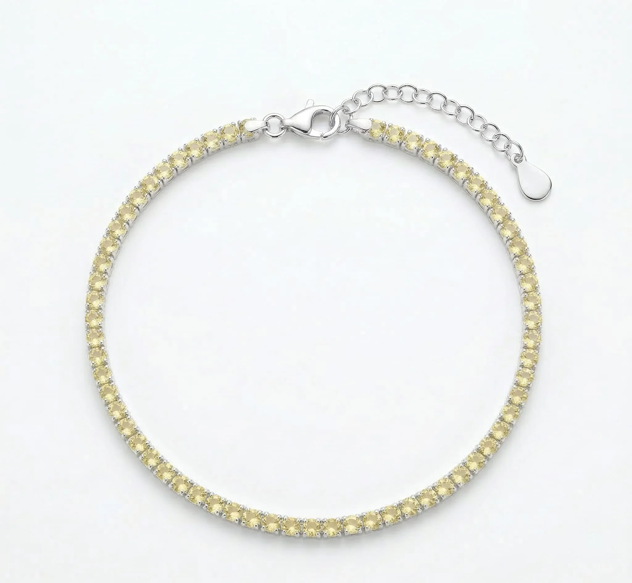 Srebrna narukvica Tenis žuta 925 sa žutim cirkonima na beloj pozadini.