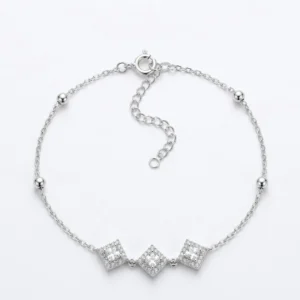 Srebrna ženska narukvica 925 sa tri romba optočena cirkonima i srebrnim kuglicama.