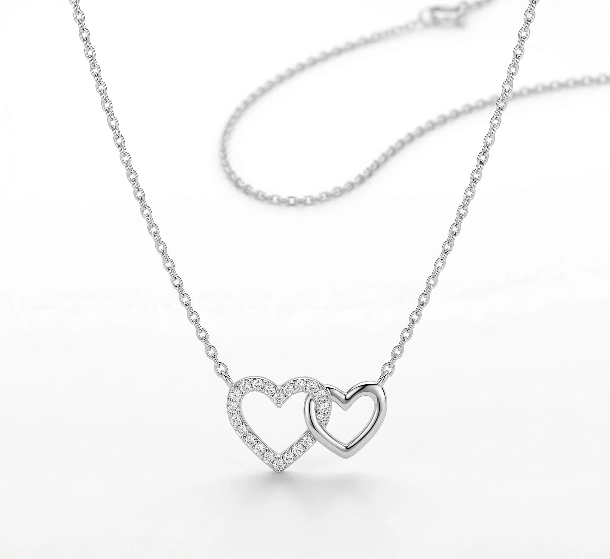 Srebrna ogrlica double love sa 2 srca na beloj pozadini