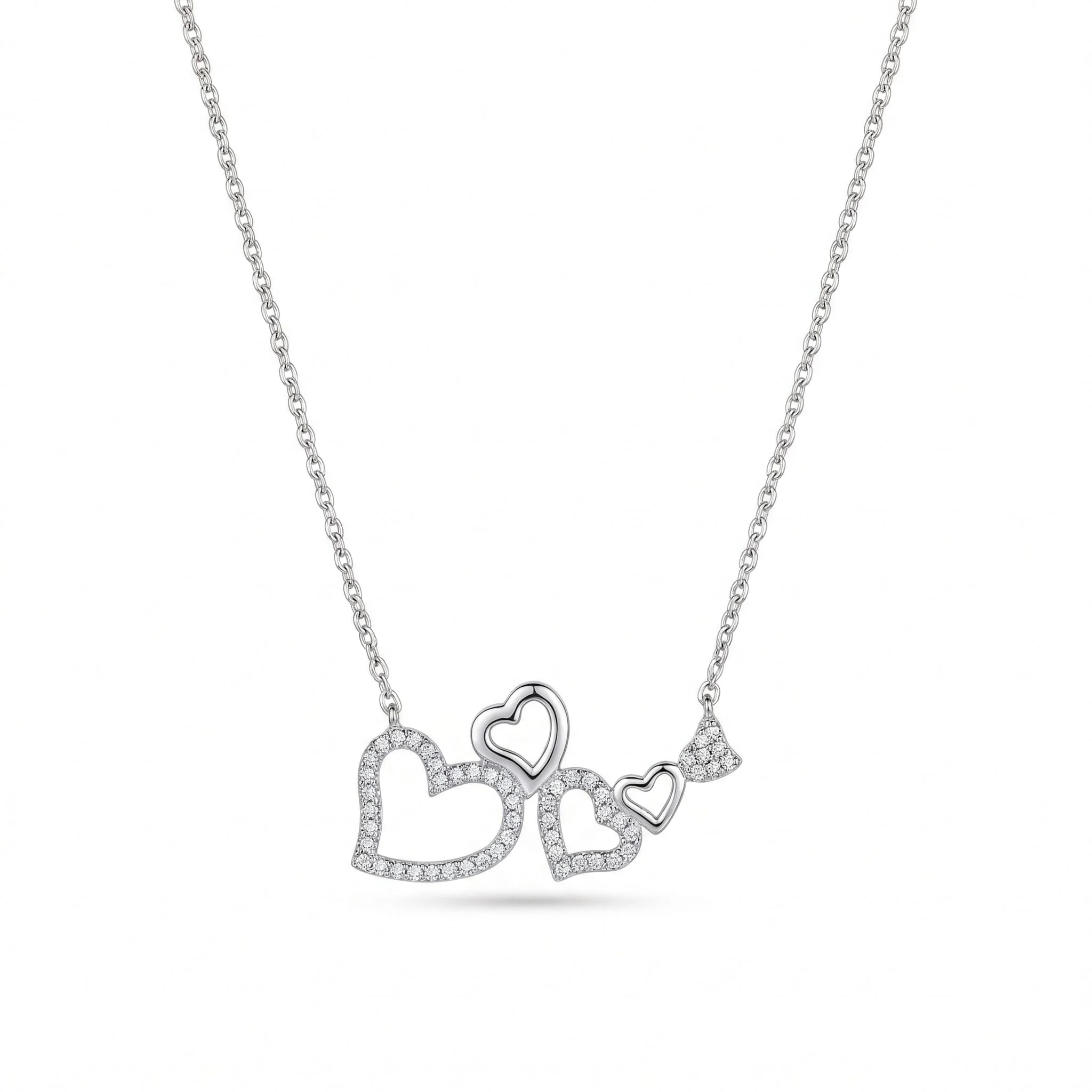 Srebrna ogrlica Srebrna nit 925 sa nežnim lančićem na beloj pozadini