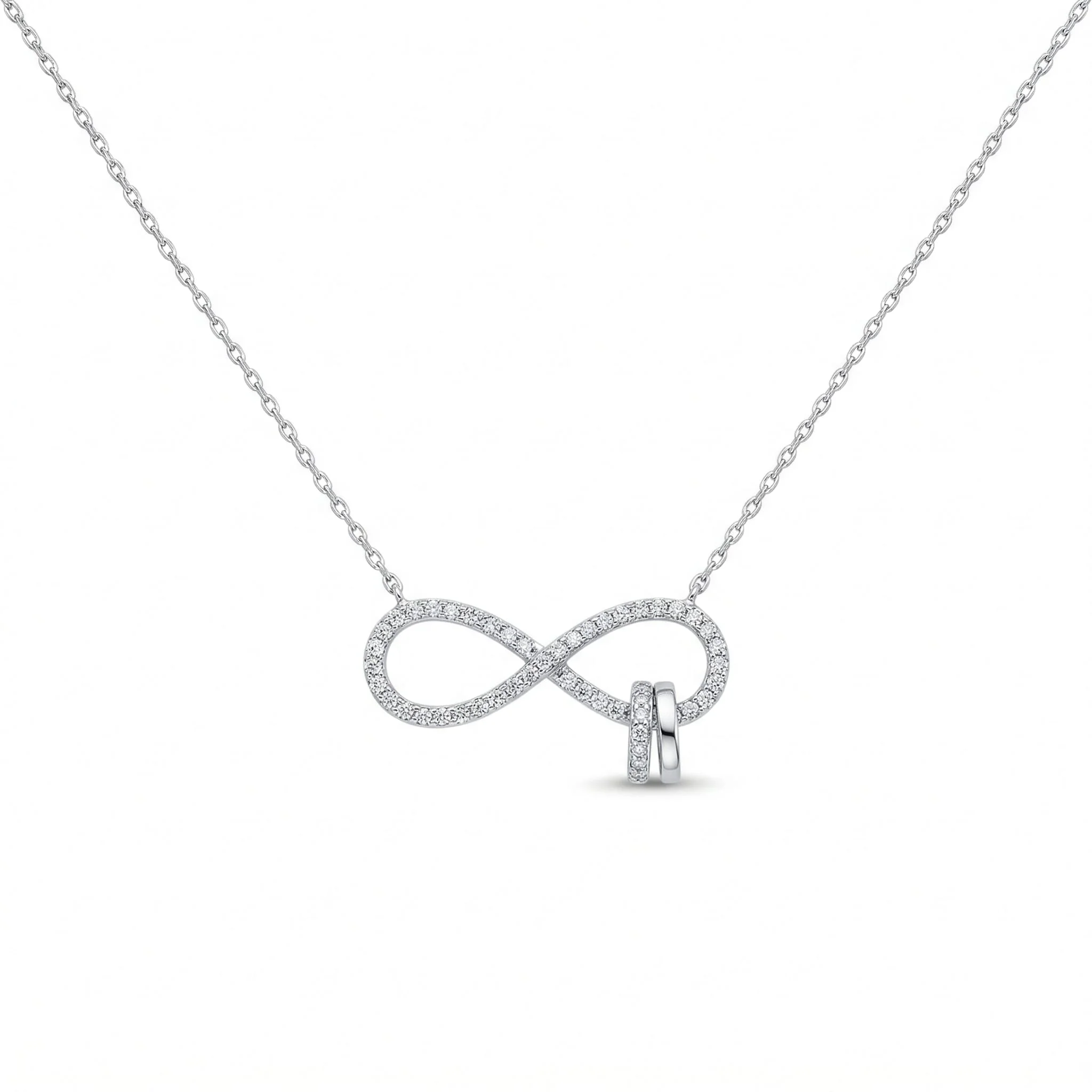 Srebrna ogrlica Večnost 925 sa krugom od cirkona na beloj pozadini.