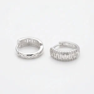 Srebrne alke Grčki lavirint 925 sa antičkim meandar motivom na beloj pozadini