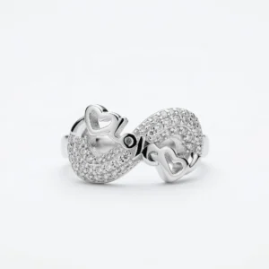 Srebrni prsten Glow of Love 925 sa srcem od cirkona na beloj pozadini.